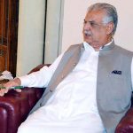 مسلم لیگ (ن) دے رہنما دانیال عزیز دی سپریم کورٹ دے باہر میڈیا نال گالھ مہاڑ مسلم لیگ (ن) دے رہنما دانیال عزیز دی سپریم کورٹ دے باہر میڈیا نال گالھ مہاڑ