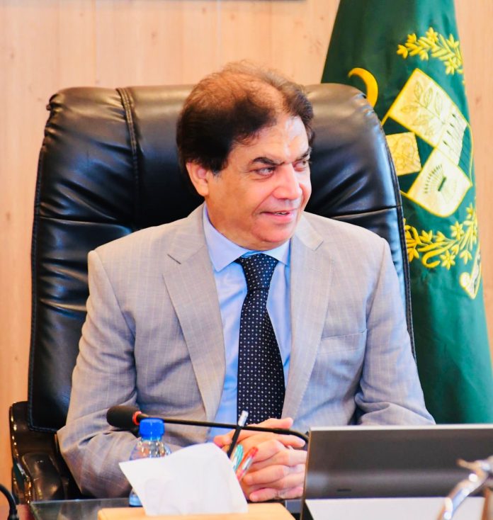 Hanif Abbasi-4-696x734